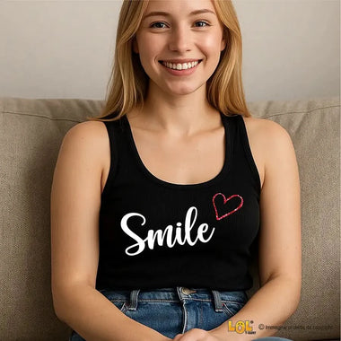 Canotta donna con scritta Smile e cuore glitter rosso.