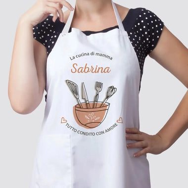 Grembiule Bianco Personalizzato con Nome La cucina di Mamma Tutto condito con amore-Grembiule da Cucina-Lol T-shirt