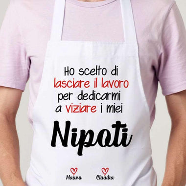 Grembiule Bianco Personalizzato con Nomi Ho scelto di lasciare il lavoro per dedicarmi a viziare i miei nipoti-Grembiule da Cucina-Lol T-shirt
