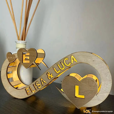 Lampada in legno a led a forma d'infinito personalizzabile con nomi e data