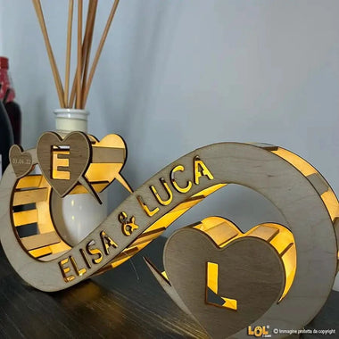 Lampada in legno a led a forma d'infinito personalizzabile con nomi e data