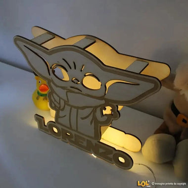 Lampada in legno a led Personalizzabile con Nome Baby Yoda (Star Wars Tribute) Lampade