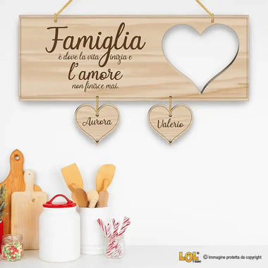 Targhetta Famiglia Rettangolare con cuoricini appesi Targa in legno