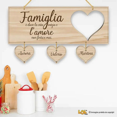 Targhetta Famiglia Rettangolare con cuoricini appesi Targa in legno