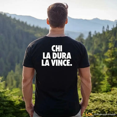 T-shirt Uomo con Frase sul Retro “Chi la dura la vince.”