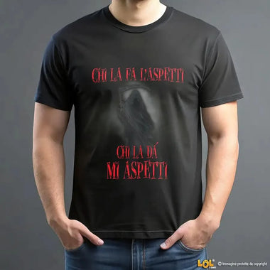 T-shirt uomo nera “Chi la fa l’aspetti, chi la dà mi aspetti"
