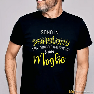 Maglietta Divertente Pensione "L'unico capo che ho è mia moglie" - Idea Regalo per Pensionati-T-shirt-Lol T-shirt