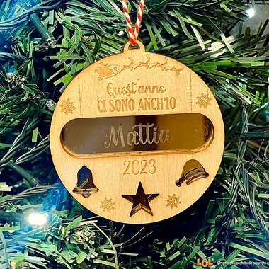 Pallina di Natale Quest'anno ci sono anch'io con nome personalizzato-Decorazioni natalizie-Lol T-shirt