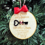 Pallina di Natale in Legno “La Chiave dell’Amicizia” con Nomi Personalizzati