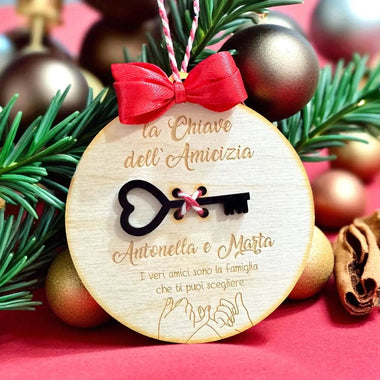 Pallina di Natale in Legno “La Chiave dell’Amicizia” con Nomi Personalizzati