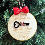 Pallina di Natale in Legno “La Chiave dell’Amicizia” con Nomi Personalizzati