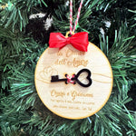 Pallina di Natale in Legno “La Chiave dell’Amore” con Nomi Personalizzati