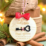 Pallina di Natale in Legno “La Chiave dell’Amore” con Nomi Personalizzati
