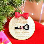Pallina di Natale in Legno “La Chiave dell’Amore” con Nomi Personalizzati