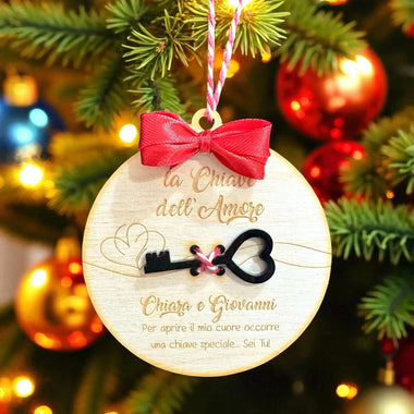 Pallina di Natale in Legno “La Chiave dell’Amore” con Nomi Personalizzati