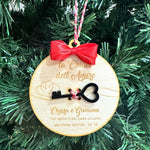 Pallina di Natale in Legno “La Chiave dell’Amore” con Nomi Personalizzati