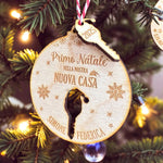 Pallina di Natale in Legno Personalizzata con Nomi e Anno "Primo Natale Nella Nostra Nuova Casa" - Chiave con Cappellino