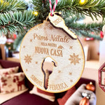 Pallina di Natale in Legno Personalizzata con Nomi e Anno "Primo Natale Nella Nostra Nuova Casa" - Chiave con Cappellino