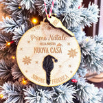 Pallina di Natale in Legno Personalizzata con Nomi e Anno "Primo Natale Nella Nostra Nuova Casa" - Chiave con Cappellino