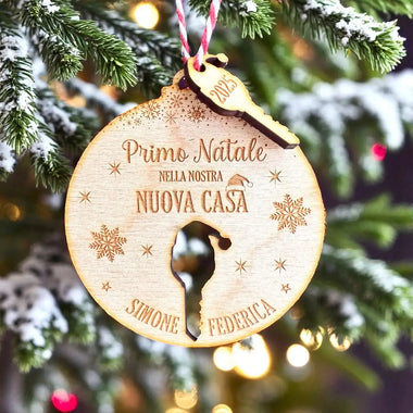 Pallina di Natale in Legno Personalizzata con Nomi e Anno "Primo Natale Nella Nostra Nuova Casa" - Chiave con Cappellino