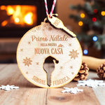 Pallina di Natale in Legno Personalizzata con Nomi e Anno "Primo Natale Nella Nostra Nuova Casa" - Chiave con Cappellino