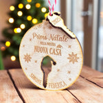 Pallina di Natale in Legno Personalizzata con Nomi e Anno "Primo Natale Nella Nostra Nuova Casa" - Chiave con Cappellino