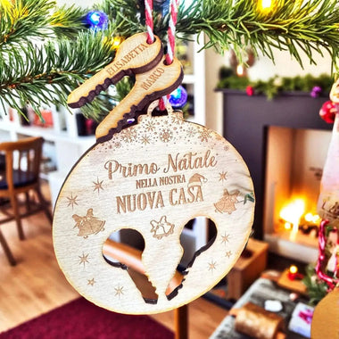 Pallina di Natale in Legno Personalizzata con Chiavi e Nomi "Primo Natale Nella Nostra Nuova Casa" - Chiavi con Nome