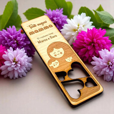 Segnalibro in Legno Mamma Personalizzato con Nomi e Cuori Intagliati - Mamma con Bimbi