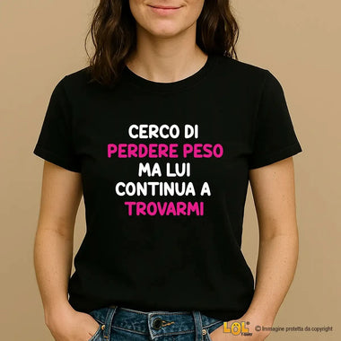 T-shirt Donna Divertente "Cerco di perdere peso ma lui continua a trovarmi"-T-shirt-Lol T-shirt