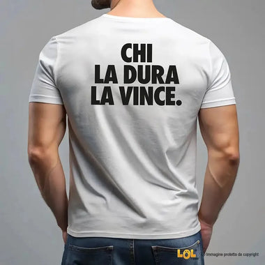T-shirt Uomo con Frase sul Retro “Chi la dura la vince.”-T-shirt-Lol T-shirt