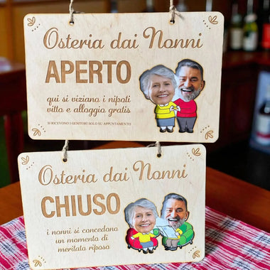 Targhetta in legno da appendere “Osteria dai Nonni” – Personalizzata con foto (FRONTE/RETRO)