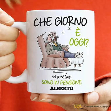 Tazza Che Giorno è Oggi Chi Se Ne Frega Sono in Pensione Personalizzata con Nome - Versione Uomo-Tazze Personalizzate-Lol T-shirt