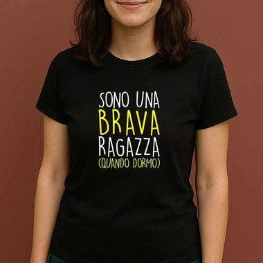 T-shirt Donna “Sono una Brava Ragazza (Quando Dormo)” - Divertente e Ironica