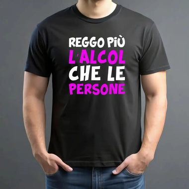 T-shirt Uomo Divertente "Reggo più l’alcol che le persone"