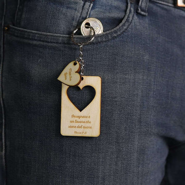 Portachiavi in legno con cuore e dedica personalizzata. Idea regalo maestra fine anno