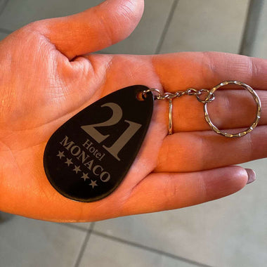 Portachiavi per Hotel o b&b in plexiglass nero con numero stanza a forma di goccia Portachiavi