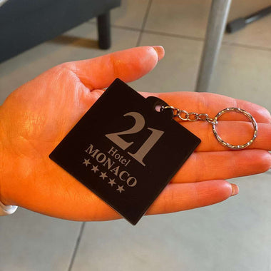 Portachiavi per Hotel o b&b in plexiglass nero con numero stanza forma quadrata Portachiavi