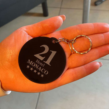 Portachiavi per Hotel o b&b in plexiglass nero con numero stanza forma tonda Portachiavi