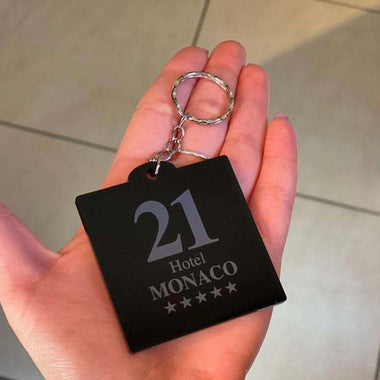 Portachiavi per Hotel o b&b in plexiglass nero con numero stanza forma quadrata-portachiavi hotel-Lol T-shirt