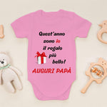 Body neonato “Quest’anno sono io il regalo più bello! Auguri Papà”-Body per bimbi-Lol T-shirt