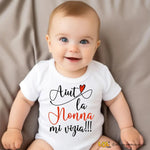 Body Neonato Regalo Nonni - Aiuto la nonna mi vizia – Idea Regalo per i Nonni, Festa dei Nonni-Body per bimbi-Lol T-shirt