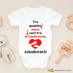 Body Neonato “Tra qualche mese sarò tra le tue braccia – Auguri Papà!”-Body per bimbi-Lol T-shirt