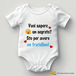 Body Neonato “Vuoi sapere un segreto? Sto per avere un fratellino!” – Idea Annuncio Fratellino in Arrivo-Body per bimbi-Lol T-shirt