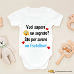 Body Neonato “Vuoi sapere un segreto? Sto per avere un fratellino!” – Idea Annuncio Fratellino in Arrivo-Body per bimbi-Lol T-shirt