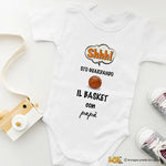 Body per Neonato Shh sto guardando il basket con papà-Body per bimbi-Lol T-shirt