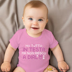 Body Neonato "Ho tutto in testa ma non riesco a dirlo" - Disponibile in Azzurro, Rosa, Rosso e Nero