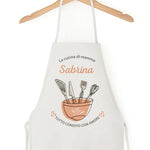 Grembiule Bianco Personalizzato con Nome La cucina di Mamma Tutto condito con amore-Grembiule da Cucina-Lol T-shirt