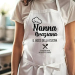 Grembiule Bianco Personalizzato con nome Nonna il boss della Cucina – Idea Regalo per i Nonni, Festa dei Nonni-Grembiule da Cucina-Lol T-shirt