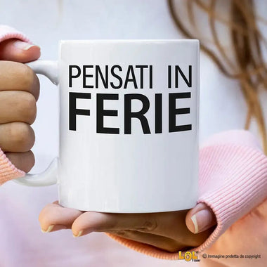 Tazza Divertente in Ceramica "Pensati in Ferie" - Idea Regalo Spiritosa Tazze Personalizzate