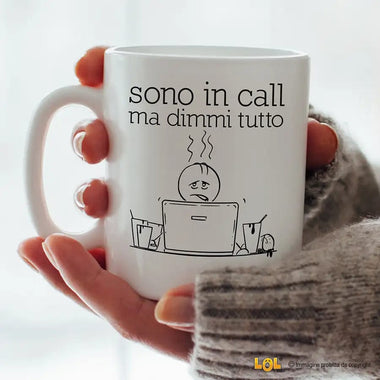 Tazza Divertente in Ceramica "Sono in Call, Ma Dimmi Tutto" Tazze Personalizzate